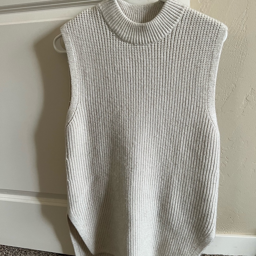 H&M Cream Sleeveless Turtleneck Sweater